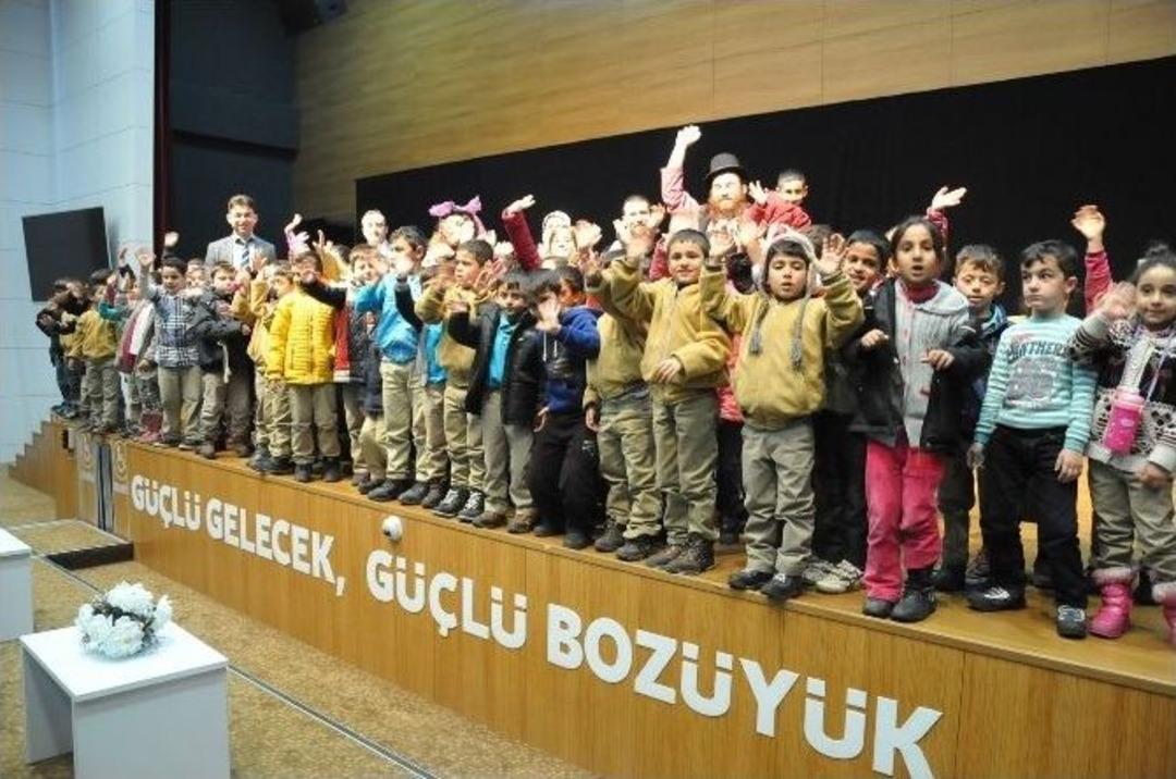 Tiyatro G&uuml;nleri&rsquo;nde &ldquo;iki Bavul Dolusu&rdquo; Adlı &Ccedil;ocuk Oyunu Sahnelendi
