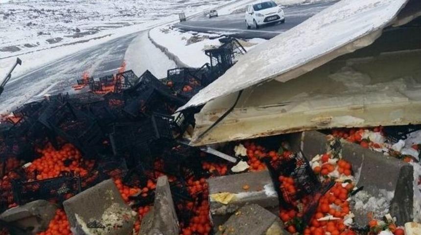 Adilcevaz&rsquo;da Portakal Y&uuml;kl&uuml; Tır Devrildi