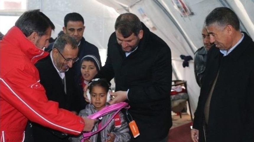 T&uuml;rk Kızılay&rsquo;ı Ak&ccedil;akale&rsquo;de Kalan Suriyeli Ailelere Kışlık Malzeme Dağıttı