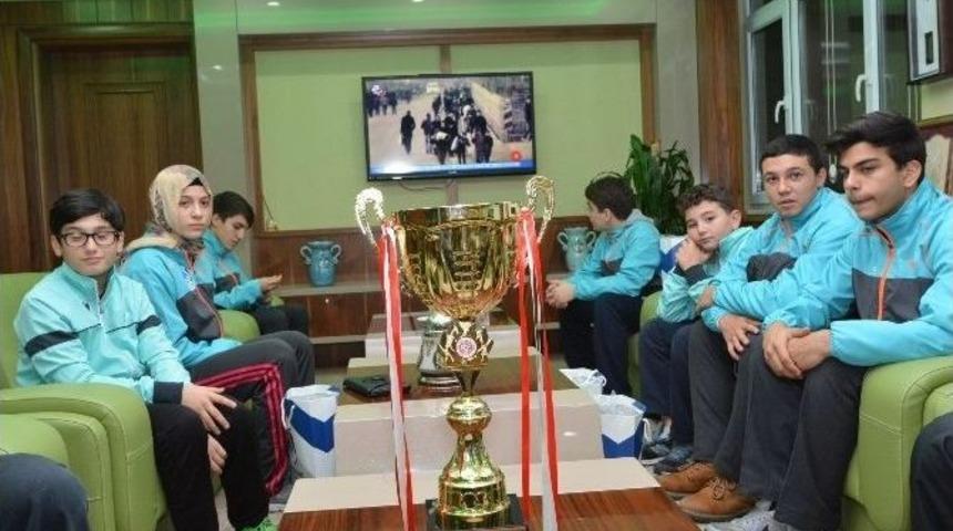 Şampiyonlardan Başkan &Ccedil;er&ccedil;i&rsquo;ye Ziyaret