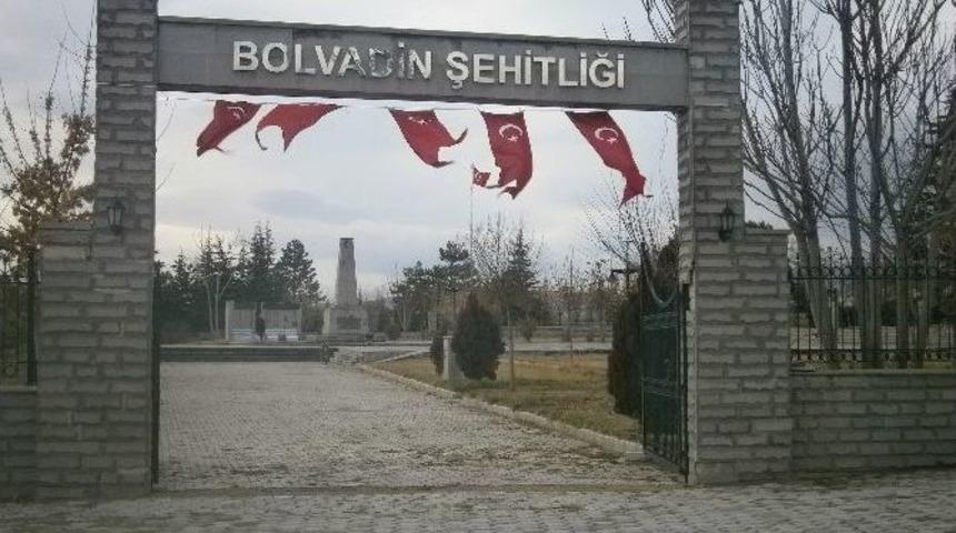 Şehit Emet İ&ccedil;in Her Yere T&uuml;rk Bayrağı Asıldı