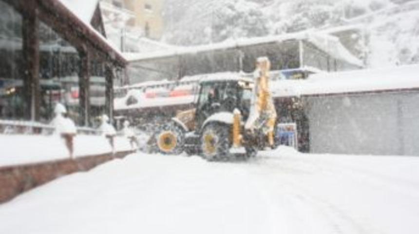 Bartın&rsquo;da Karla M&uuml;cadele S&uuml;r&uuml;yor