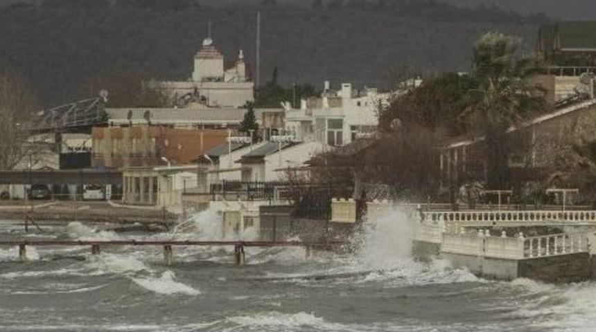 Edremit K&ouml;rfezinde Lodos Hayatı Olumsuz Etkiliyor