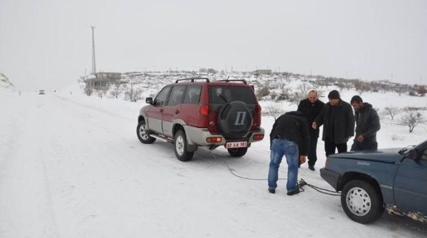 Mahsur Kalan Ara&ccedil;ları Kaymakamın Makam Aracıyla &Ccedil;ekildi
