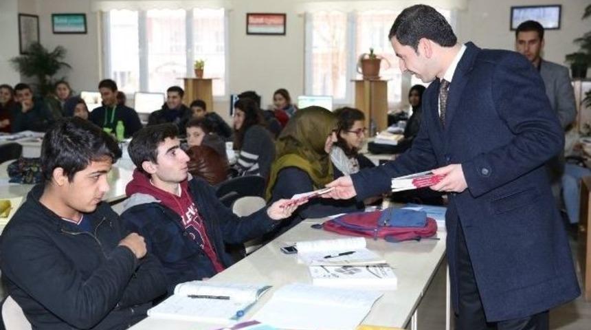 Baydilli, K&uuml;t&uuml;phaneyi Ziyaret Edip &Ouml;ğrencilerle Sohbet Etti