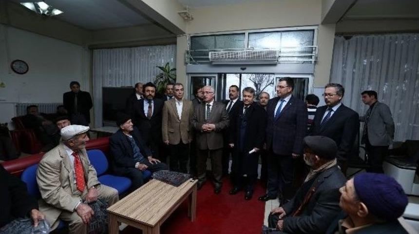 Vali Tuna Ve Beraberindekiler Maide Bolel Huzurevi Sakinlerinin Yeni Yılını Kutladı