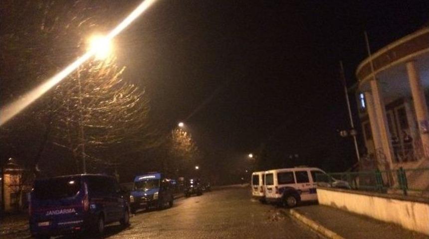 Cinayet Davası Sonrası Adliye &Ouml;n&uuml;nde Kavga: 4 Yaralı