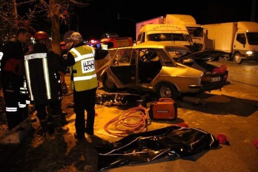 Manisa&rsquo;da Feci Kaza: 4 &Ouml;l&uuml;, 3 Yaralı