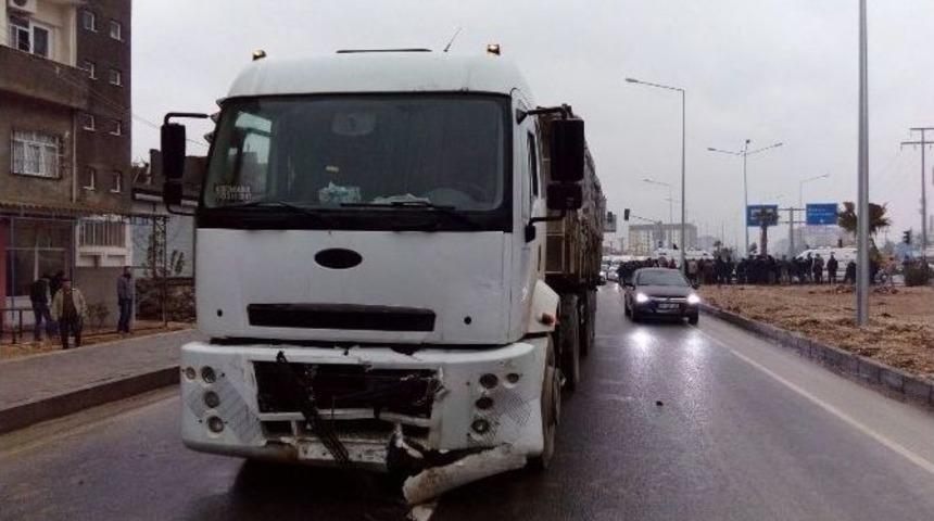 Tır İle Otomobil &Ccedil;arpıştı: 2 &Ouml;l&uuml;, 3 Yaralı