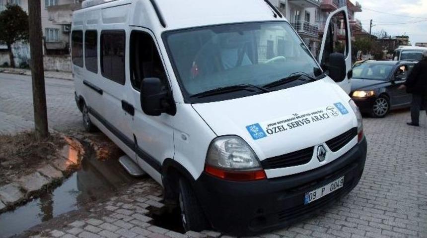 Okuldan Aldığı &Ouml;ğrencileri Evlerine G&ouml;t&uuml;ren Servis R&ouml;gara D&uuml;şt&uuml;