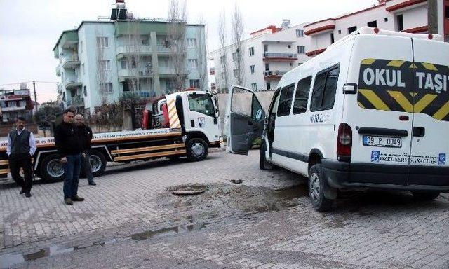 Okuldan Aldığı Öğrencileri Evlerine Götüren Servis Rögara Düştü