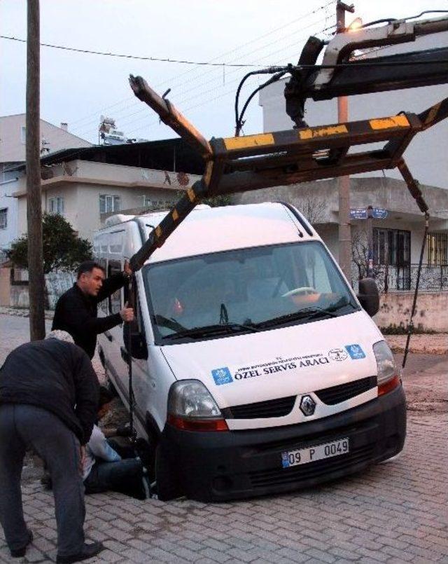 Okuldan Aldığı Öğrencileri Evlerine Götüren Servis Rögara Düştü