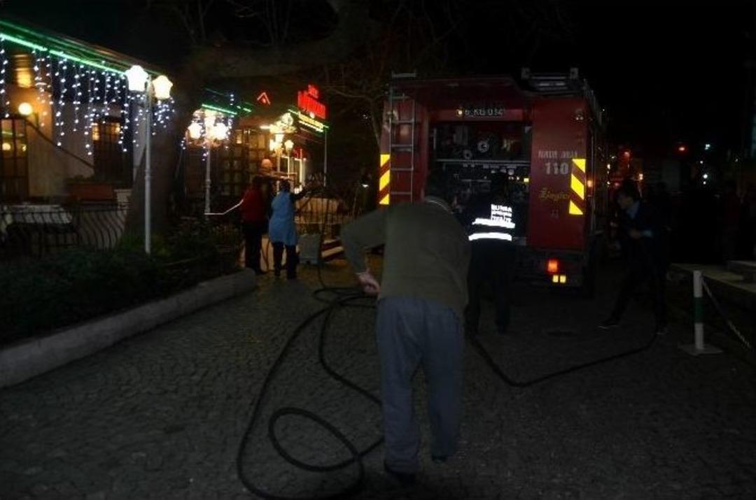 (&ouml;zel Haber) D&uuml;kkanını Kurtaran İtfaiye Ve Polislere &Ccedil;ay İkram Etti