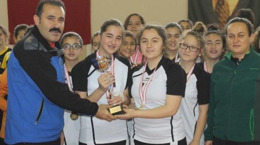 Yıldızlar Hentbolda Kupalar Sahiplerini Buldu