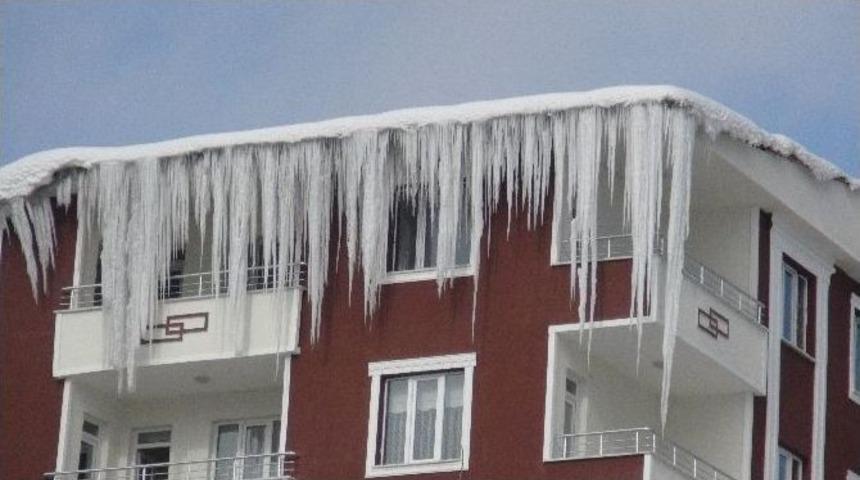 (&ouml;zel Haber) &Ccedil;atıdan D&uuml;şen Kar Arabayı Hurdaya &Ccedil;evirdi