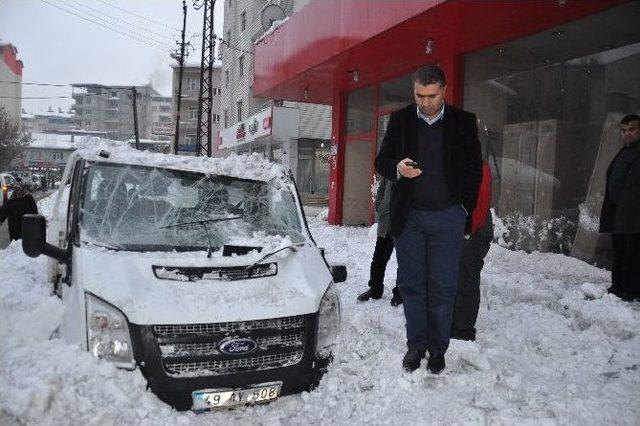 (özel Haber) Çatıdan Düşen Kar Arabayı Hurdaya Çevirdi