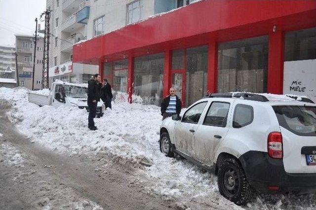 (özel Haber) Çatıdan Düşen Kar Arabayı Hurdaya Çevirdi