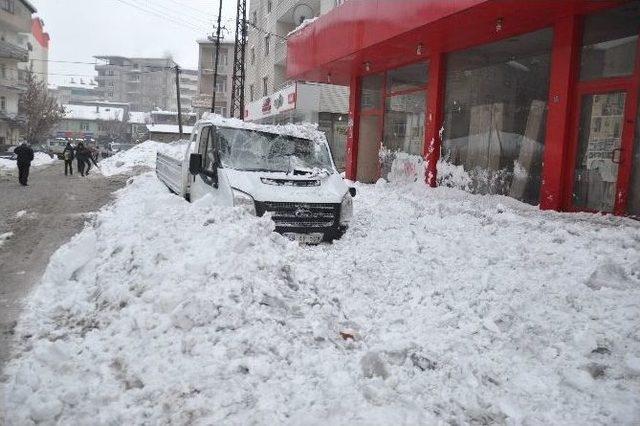 (özel Haber) Çatıdan Düşen Kar Arabayı Hurdaya Çevirdi