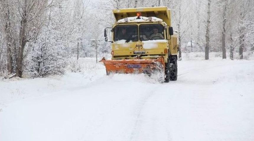 Erzincan&rsquo;da Karla M&uuml;cadele Devam Ediyor