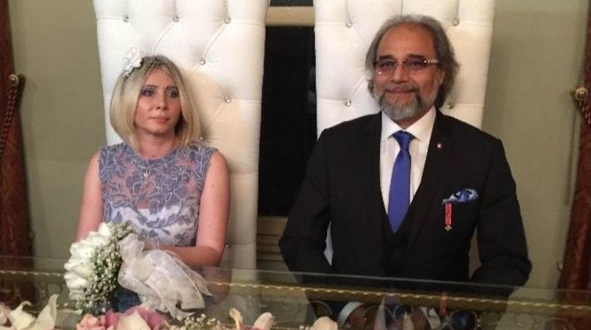 &Uuml;nl&uuml; Yapımcı, Hintli İşadamıyla Evlendi