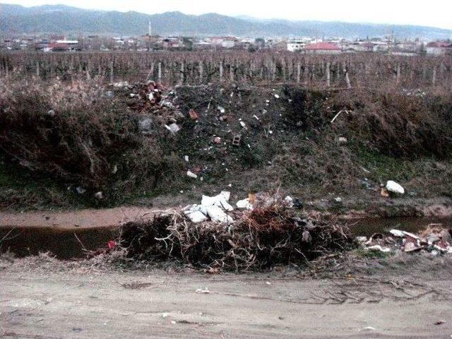 Sel Baskınlarını Önlemek İçin Yapılan Kanal Molozlarla Doldu