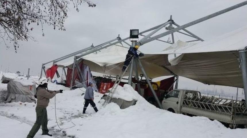 &Ccedil;aycuma&rsquo;da Yırtılan Pazaryeri Membranı Onarılmaya Başlandı