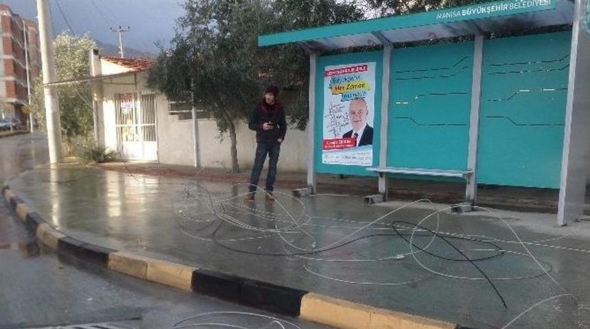 Fırtına Elektrik Tellerini Kopardı