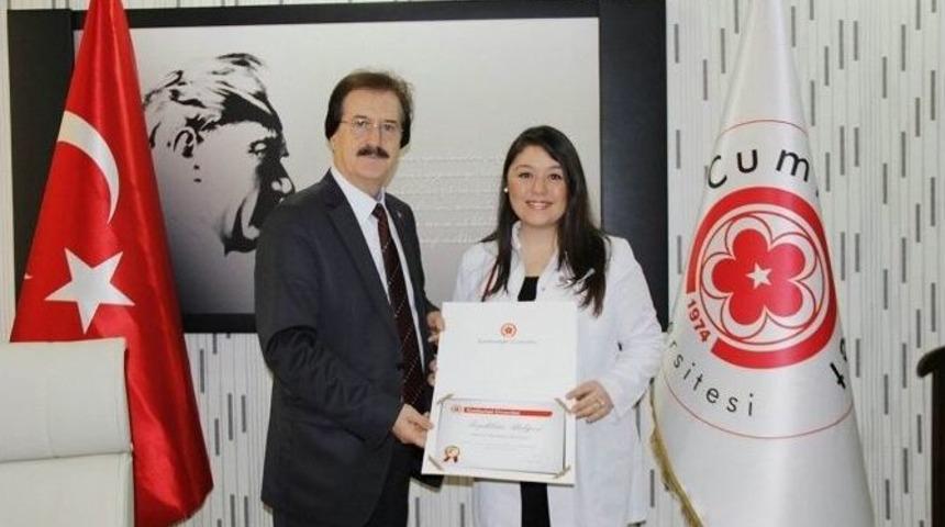 C&uuml; Rekt&ouml;r&uuml; Kocacık&rsquo;tan Fedakar Doktora Teşekk&uuml;r Belgesi