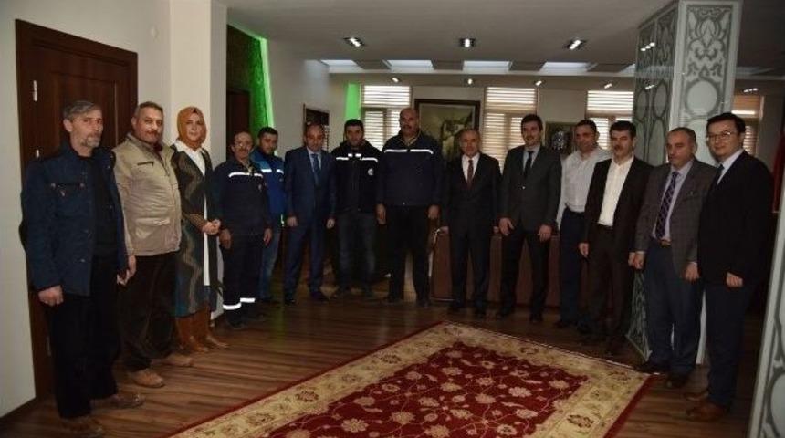 Başkan &Uuml;z&uuml;lmez, Marangozhane Ekibini &Ouml;d&uuml;llendirdi