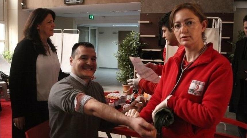 T&uuml;rk Kızılayı Adana Şubesi&rsquo;nin Hedefi 200 Bin &Uuml;nite Kan