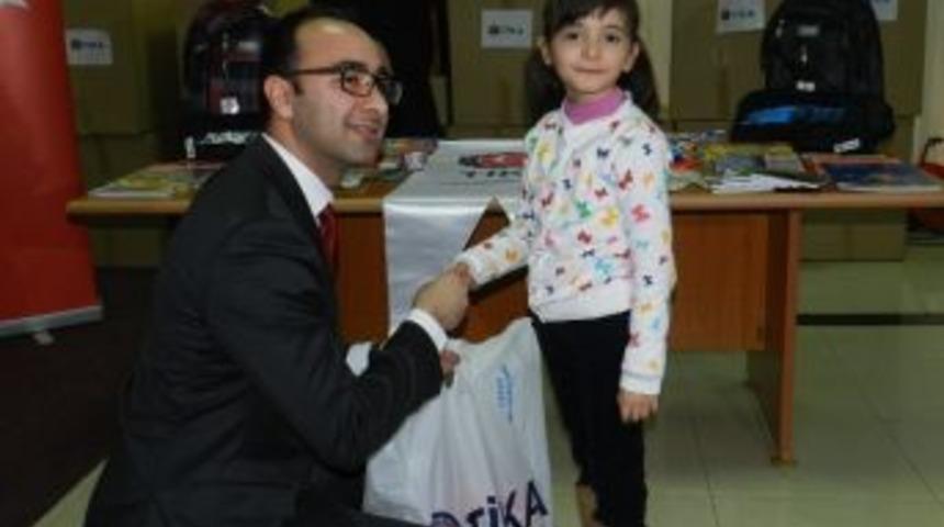 Tika, Kosovalı Polis &Ccedil;ocuklarını Sevindirdi