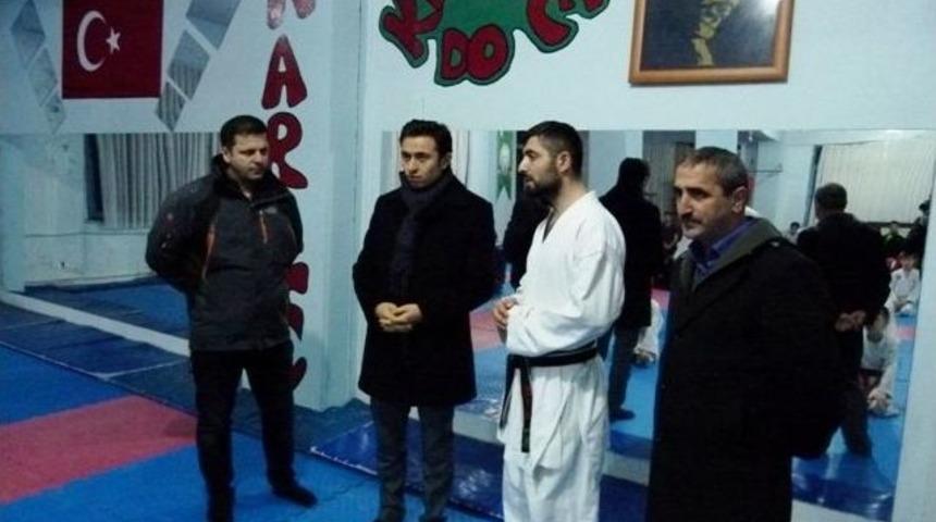 Kaymakam &Ouml;rnek, Başarılı Karate Sporcularını Antrenmanda Ziyaret Etti