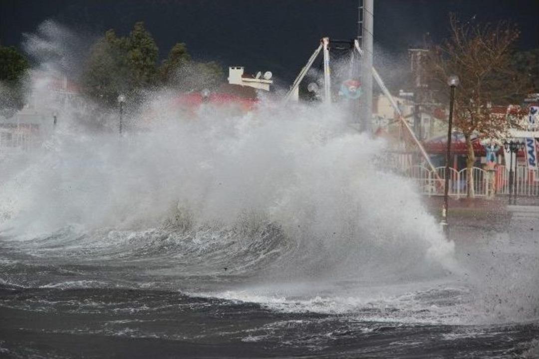Kuzey Ege&rsquo;de Dev Dalgalar Sahillere Vuruyor, Gemiler K&ouml;rfeze Sığındı