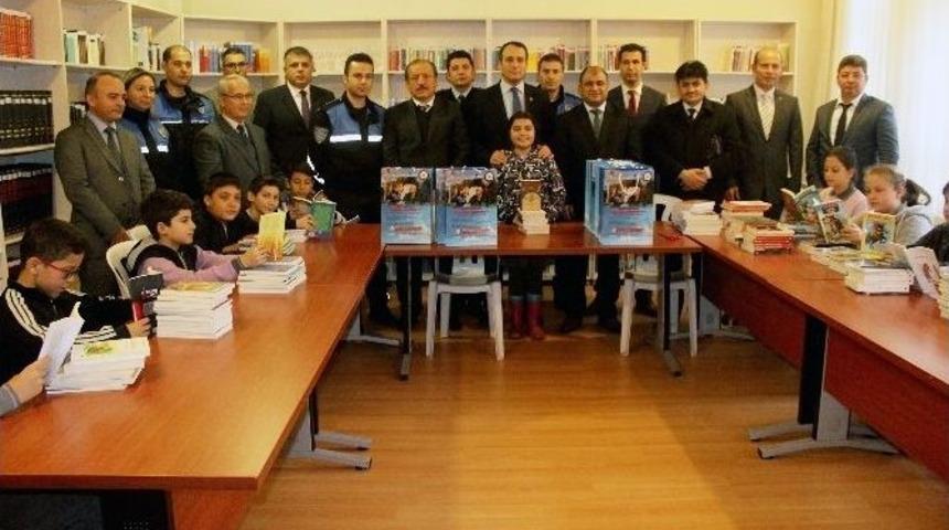 Emniyetten Okullara Kitap