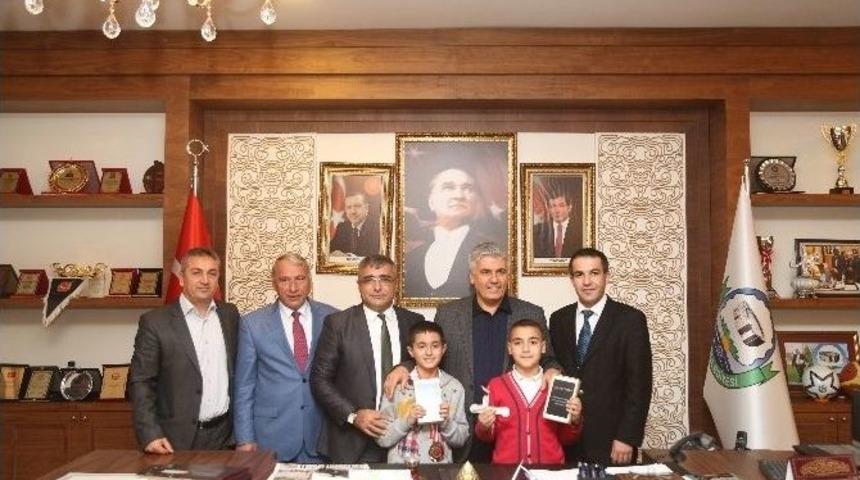 Başkan &Ccedil;alık&rsquo;tan Başarılı &Ouml;ğrencilere Hediye