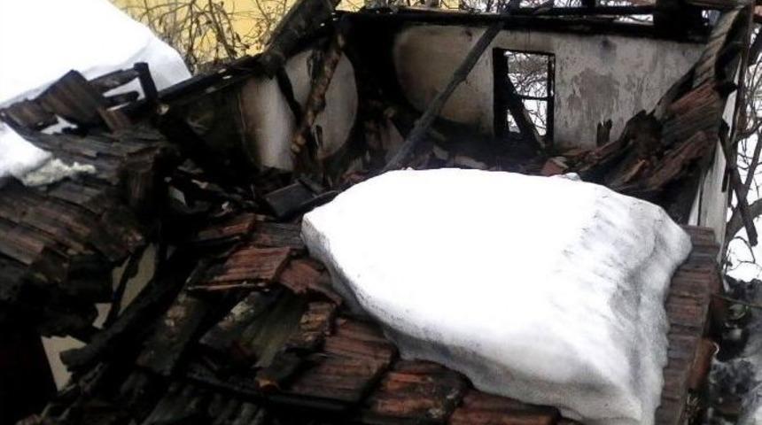 Evi İle Birlikte Parası Ve Ziynet Eşyaları Da Yandı