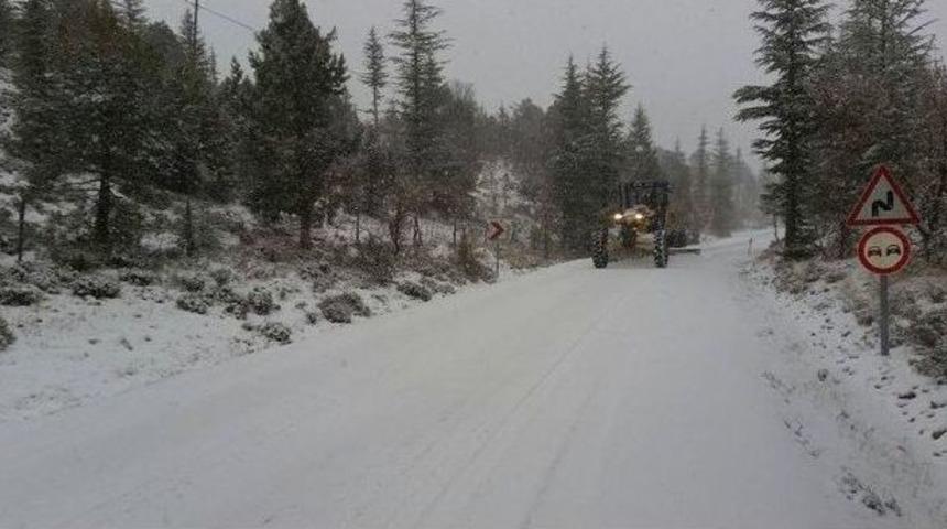 Mersin B&uuml;y&uuml;kşehir Karla M&uuml;cadele Ediyor