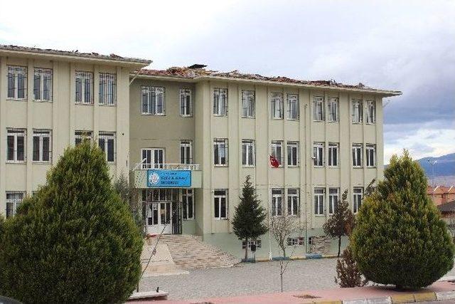 Denizli’de Fırtına Okul Tatil Ettirdi