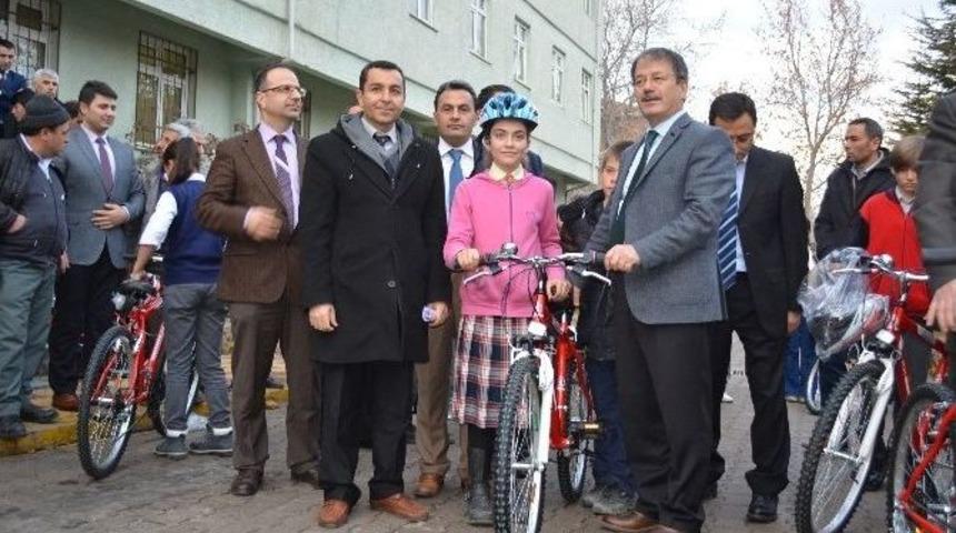 Niğde&rsquo;de &Ouml;ğrencilere 400 Bisiklet Dağıtıldı