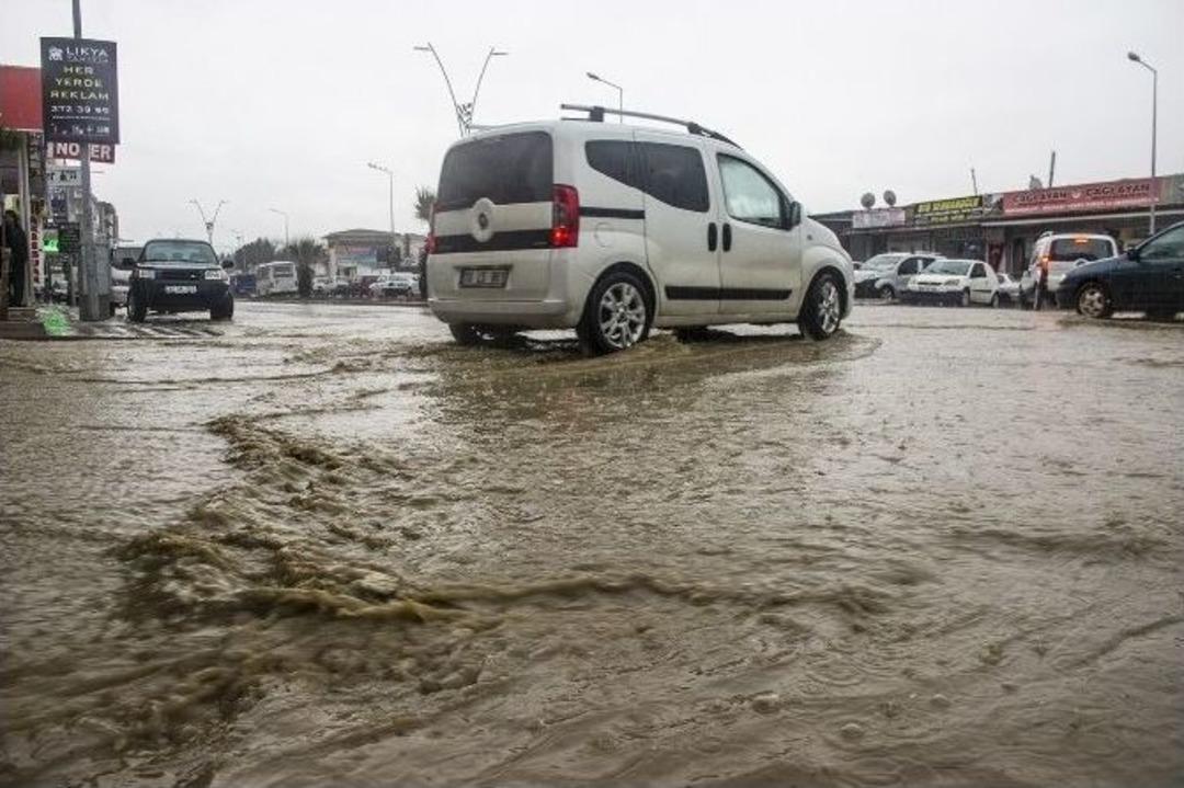 Edremit Sağanak Yağışa Teslim