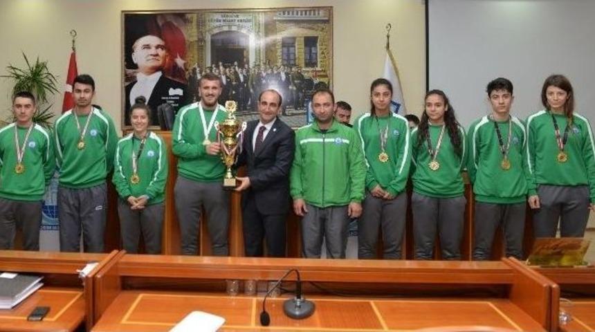 Yıldırımlı Raketlerin Şampiyonluk Sevinci