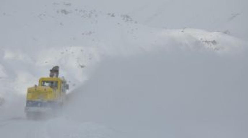 Hakkari&rsquo;de Kapalı Yollar Yeniden A&ccedil;ılıyor