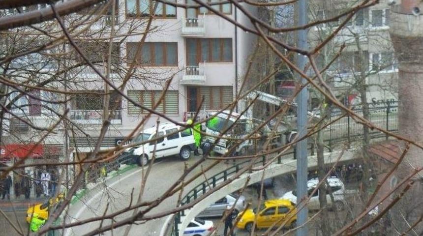 K&ouml;pr&uuml;de Faciayı Demirler Engelledi, Ara&ccedil; Asılı Kaldı