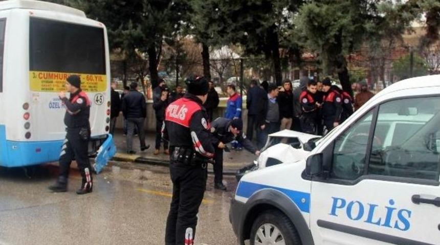 Dur İhtarına Uymayan S&uuml;r&uuml;c&uuml; Halk Otob&uuml;s&uuml;ne &Ccedil;arptı