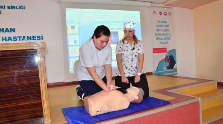 Stajyer &Ouml;ğrencilere Temel Yaşam Ve İleri Yaşam Desteği Eğitimleri Verildi