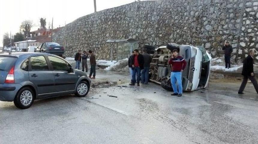 Otomobille Minib&uuml;s&uuml;n Karıştığı Kazada 7 Kişi Yaraladı