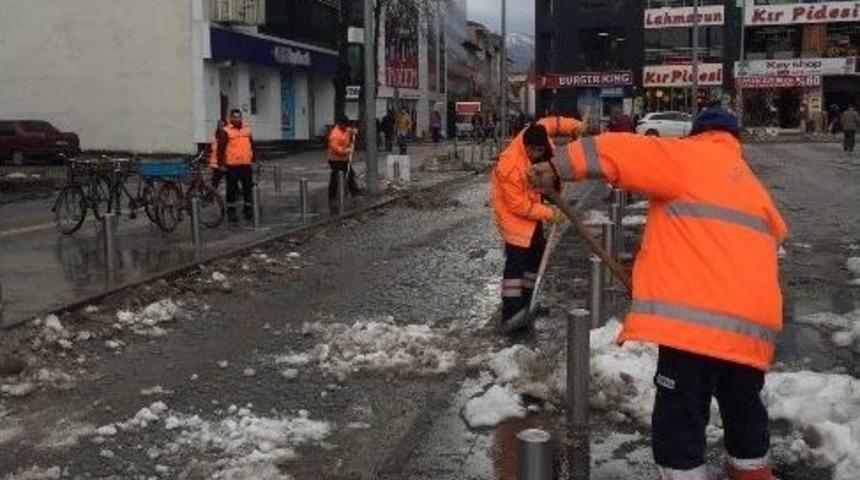 D&uuml;zce&rsquo;de Kar Sonrası Meydan Yıkandı