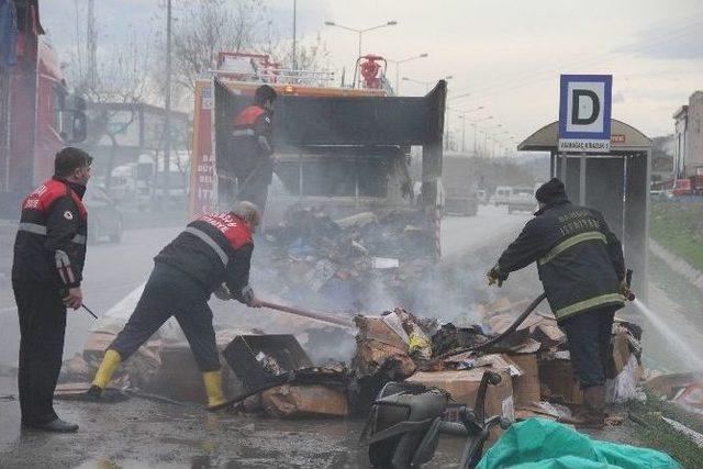 Atılan Sigara İzmariti Seyir Halindeki Kamyonette Yangın Çıkardı