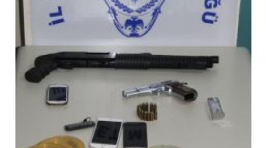 Ter&ouml;r &Ouml;rg&uuml;t&uuml; Propagandası Yapıp Cumhurbaşkanına Hakaret Eden 3 Kişi Tutuklandı