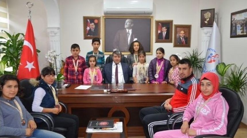 Aydınlı Sporcular Madalyaları Silip S&uuml;p&uuml;rd&uuml;